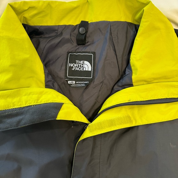 The North Face Wind Breaker - Picture 3 of 3
